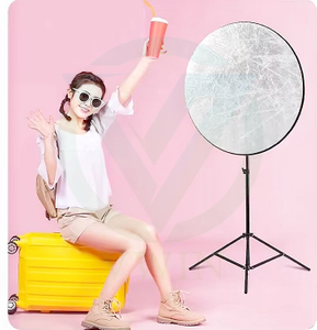 Indoor portrait shooting scene with floor-standing aluminum foil fiberglass high-reflectivity photography reflector