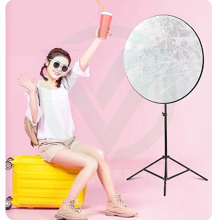 Indoor portrait shooting scene with floor-standing aluminum foil fiberglass high-reflectivity photography reflector