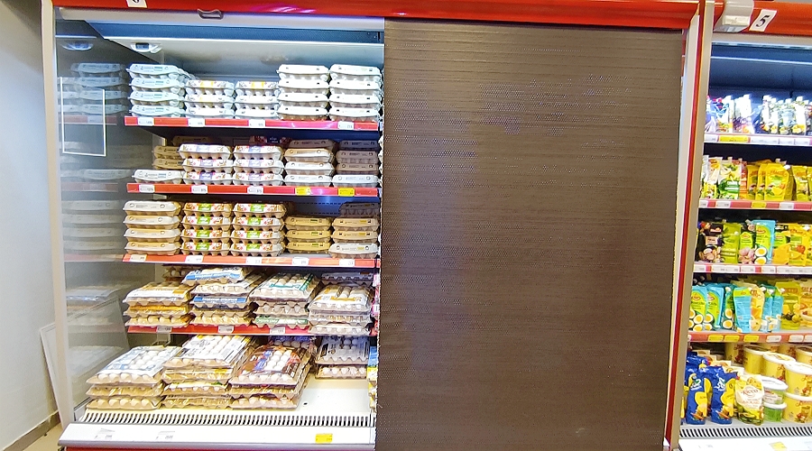 Closed night blind on supermarket open chiller to reduce morning defrost workload
