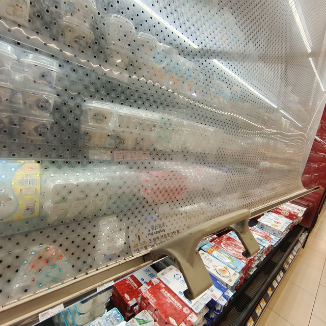 Breathable anti‑condensation plastic night blind installed on supermarket freezer, anti‑fog energy saving curtain